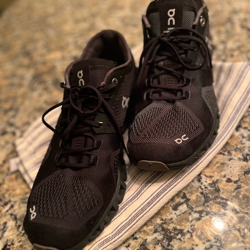 On Cloud size 10 Women’s Sneakers